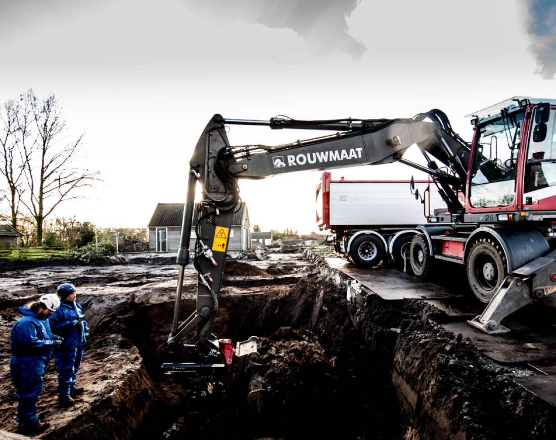 project bodemsanering westerhaar kraan vrachtwagen asbest rouwmaat milieutechniek achterhoek groenlo