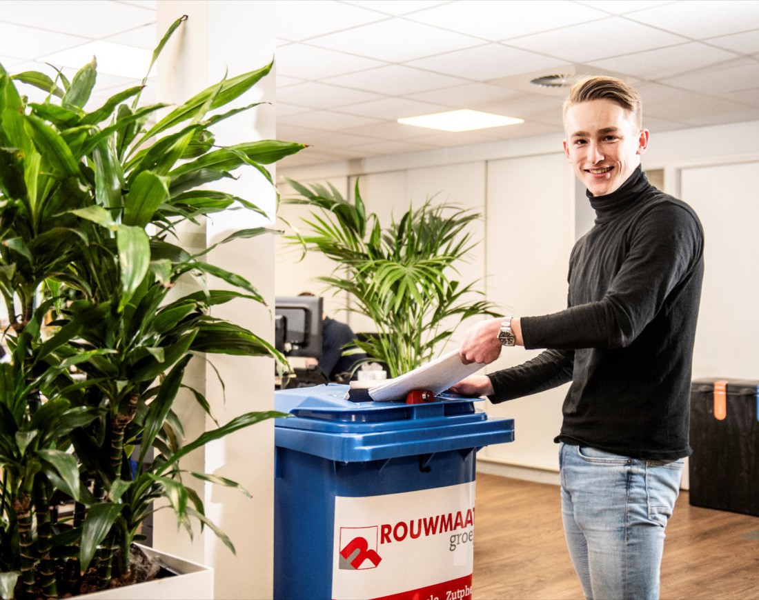 Afval container archiefcontainer klant Rouwmaat Groenlo Achterhoek