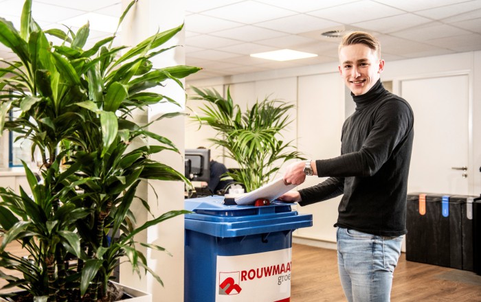 Afval container archiefcontainer klant Rouwmaat Groenlo Achterhoek
