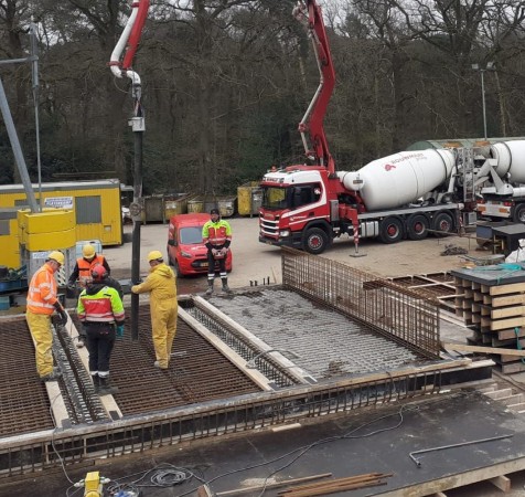beton gaas storten mixerpomp Rouwmaat vrachtwagen