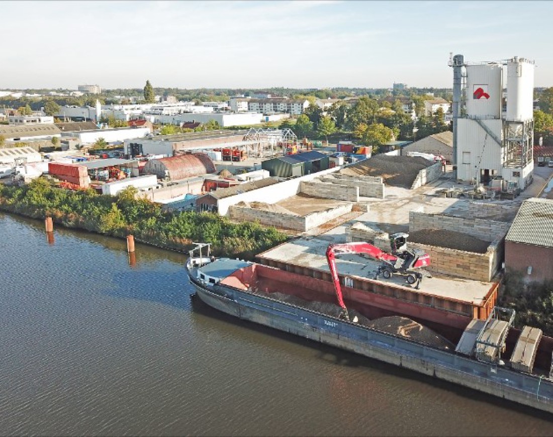 Beton overslagkade schip kraan grondstof Rouwmaat Enschede Twente