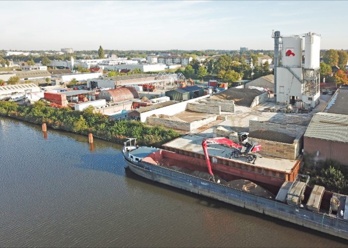 Beton overslagkade schip kraan grondstof Rouwmaat Enschede Twente