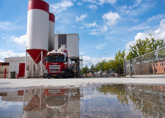 Beton vrachtwagen betoncentrale Rouwmaat Groenlo