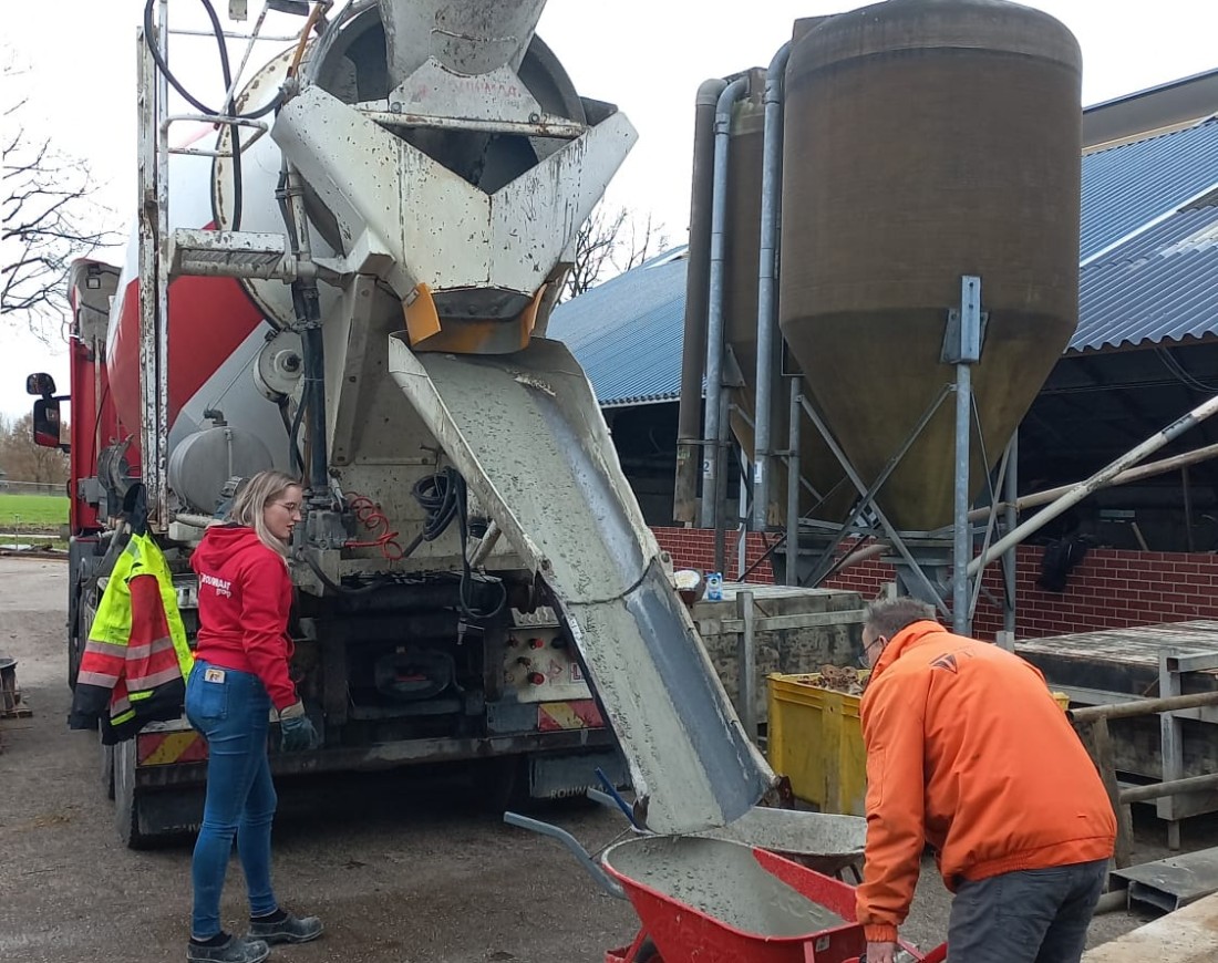 Femke lossen kruiwagen beton rouwmaat boerderij