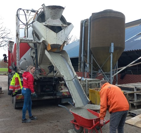 Femke lossen kruiwagen beton rouwmaat boerderij