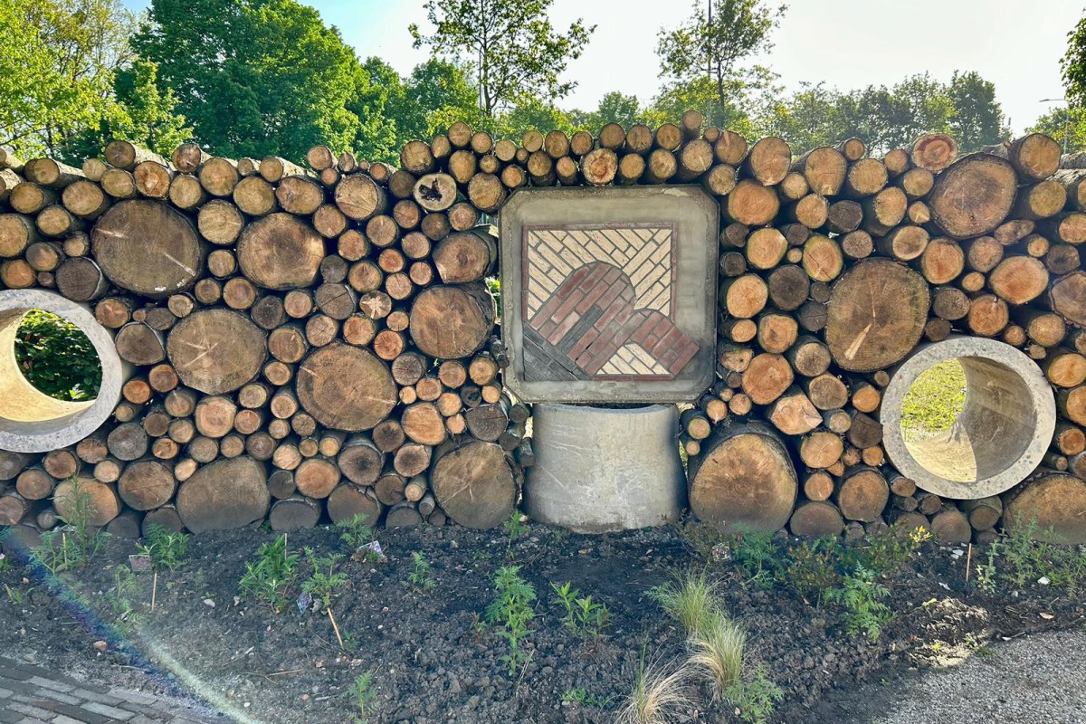 houtstapel met rouwmaat logo