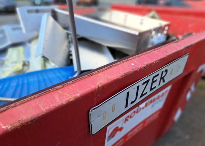 ijzer container benchmark electronics almelo rouwmaat afval bedrijfsafval 1
