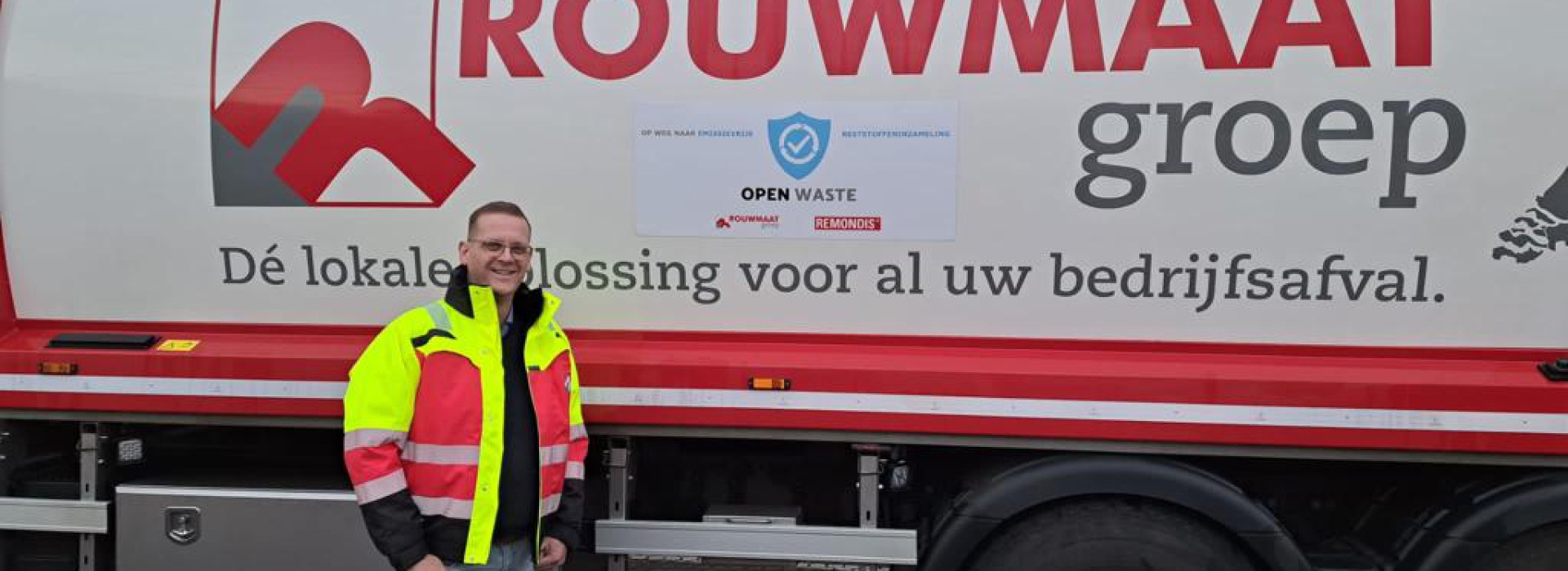 Jeroen Joling bij inzamelwagen