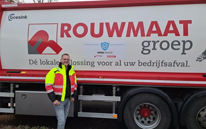 Jeroen Joling bij inzamelwagen