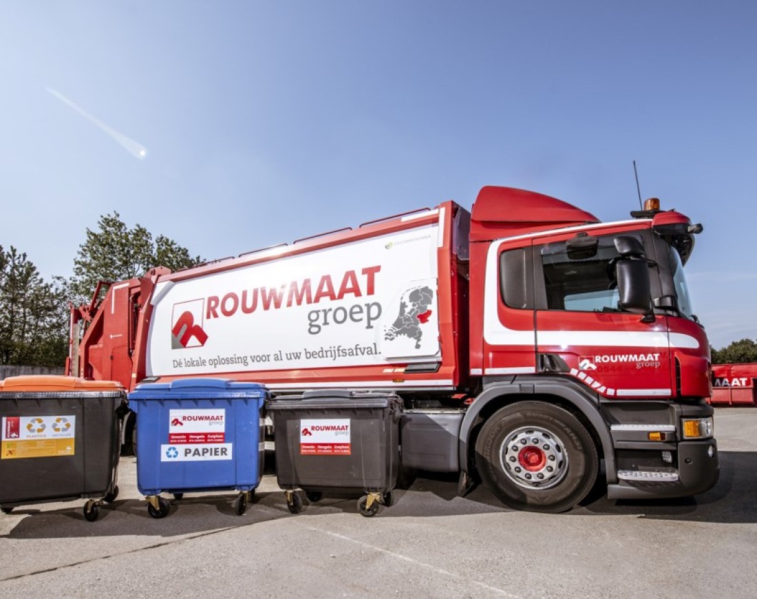afval perskraakwagen rolcontainer vrachtwagen Rouwmaat