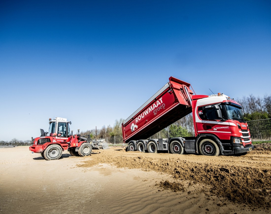 LR shovel vrachtwagen kipper gww infra lossen grondstoffen (1)