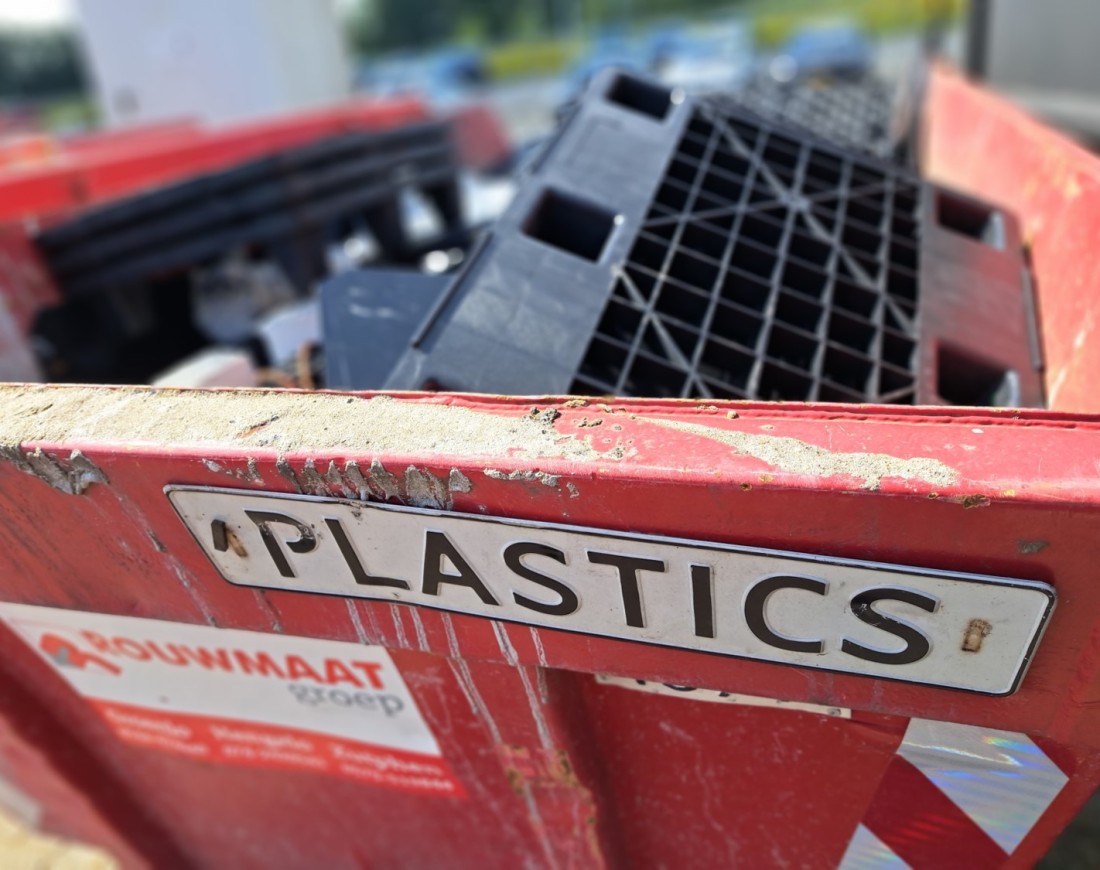 plastic container benchmark electronics almelo rouwmaat afval bedrijfsafval 1