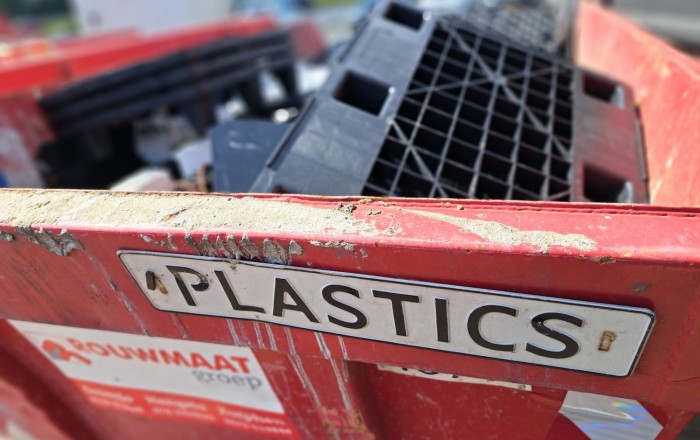 plastic container benchmark electronics almelo rouwmaat afval bedrijfsafval 1