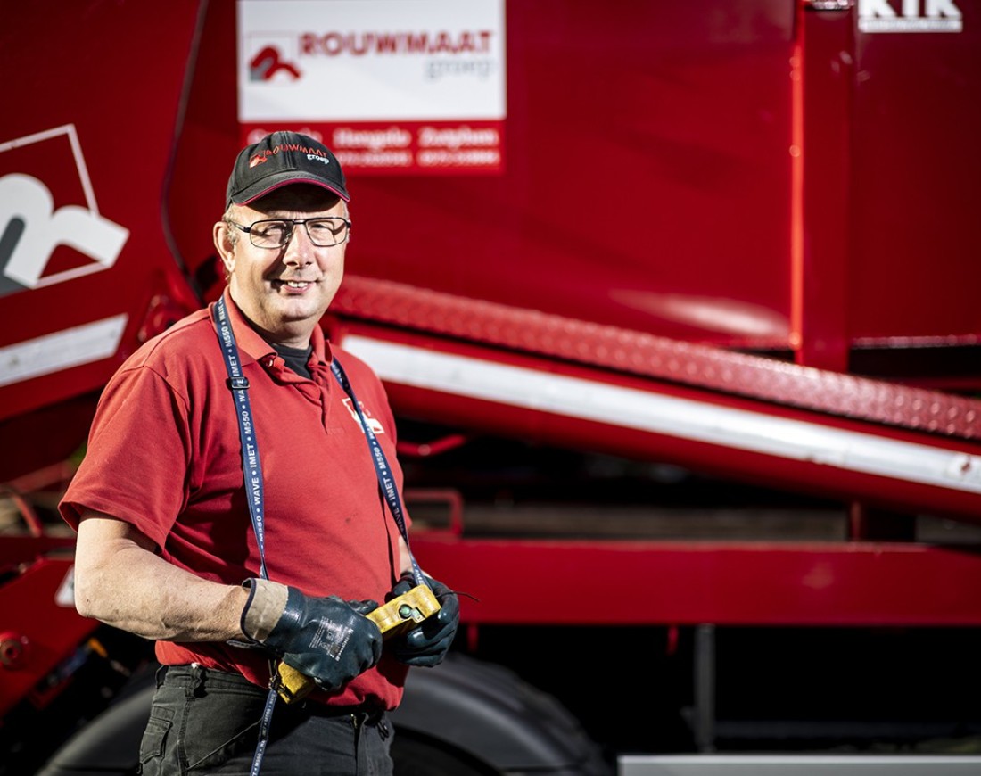 Afval medewerker chauffeur Marc container vrachtwagen Rouwmaat