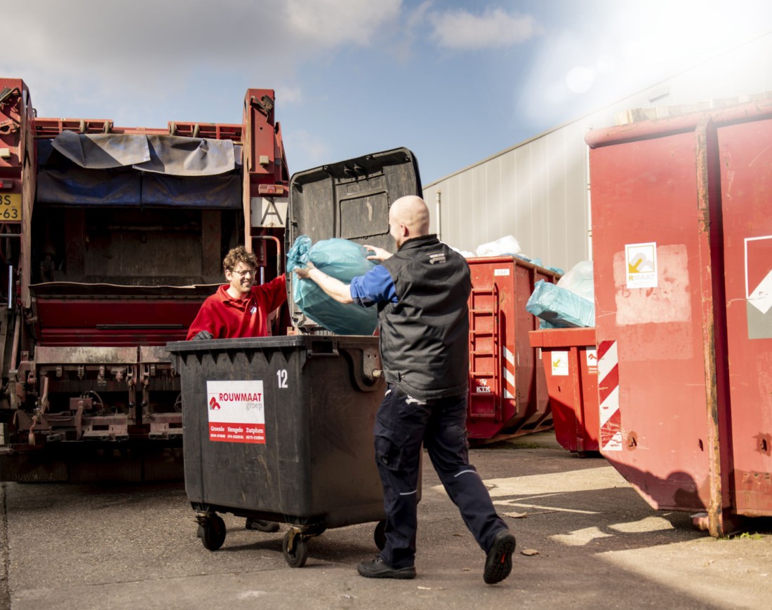 afval perskraakwagen rolcontainer medewerker Alexander Cupido bijrijder afvalwagen Rouwmaat transport