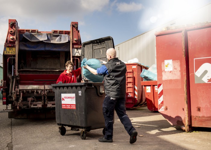 afval perskraakwagen rolcontainer medewerker Alexander Cupido bijrijder afvalwagen Rouwmaat transport