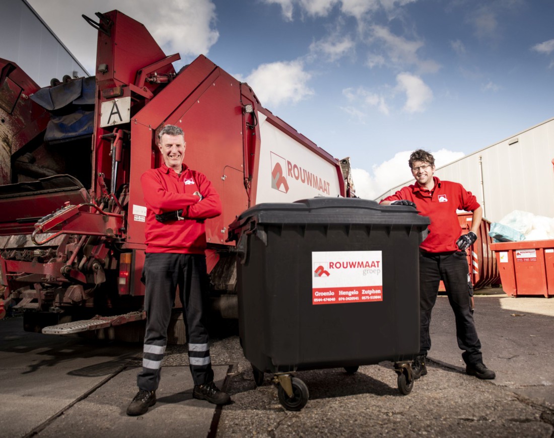 afval perskraakwagen rolcontainer medewerker Alexander Cupido Ben Klaassen bijrijder chauffeur afvalwagen Rouwmaat transport