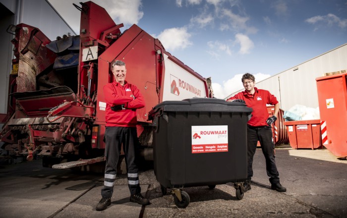 afval perskraakwagen rolcontainer medewerker Alexander Cupido Ben Klaassen bijrijder chauffeur afvalwagen Rouwmaat transport