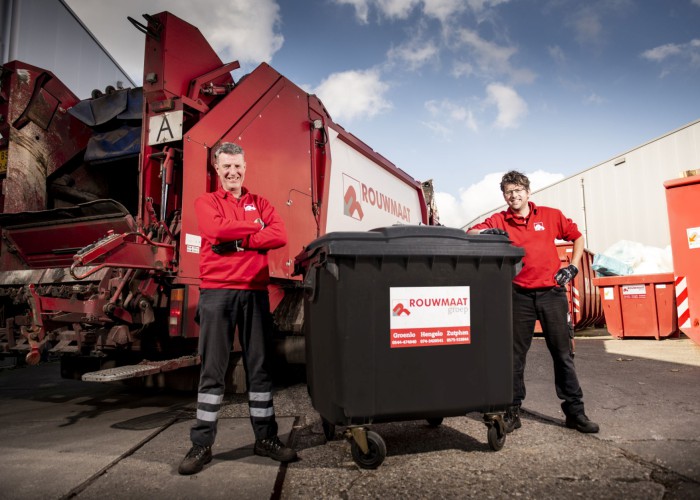 afval perskraakwagen rolcontainer medewerker Alexander Cupido Ben Klaassen bijrijder chauffeur afvalwagen Rouwmaat transport