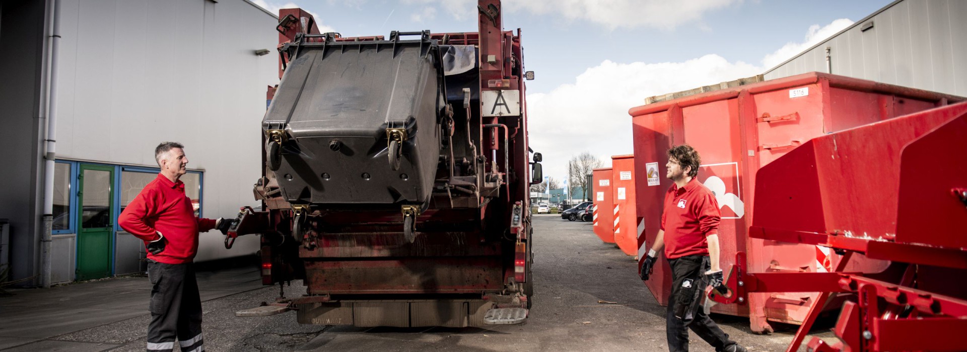 afval perskraakwagen rolcontainer medewerker Alexander Cupido Ben Klaassen bijrijder chauffeur afvalwagen Rouwmaat transport