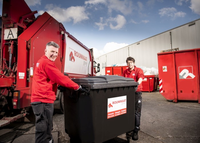 afval perskraakwagen rolcontainer medewerker Alexander Cupido Ben Klaassen bijrijder chauffeur afvalwagen Rouwmaat transport