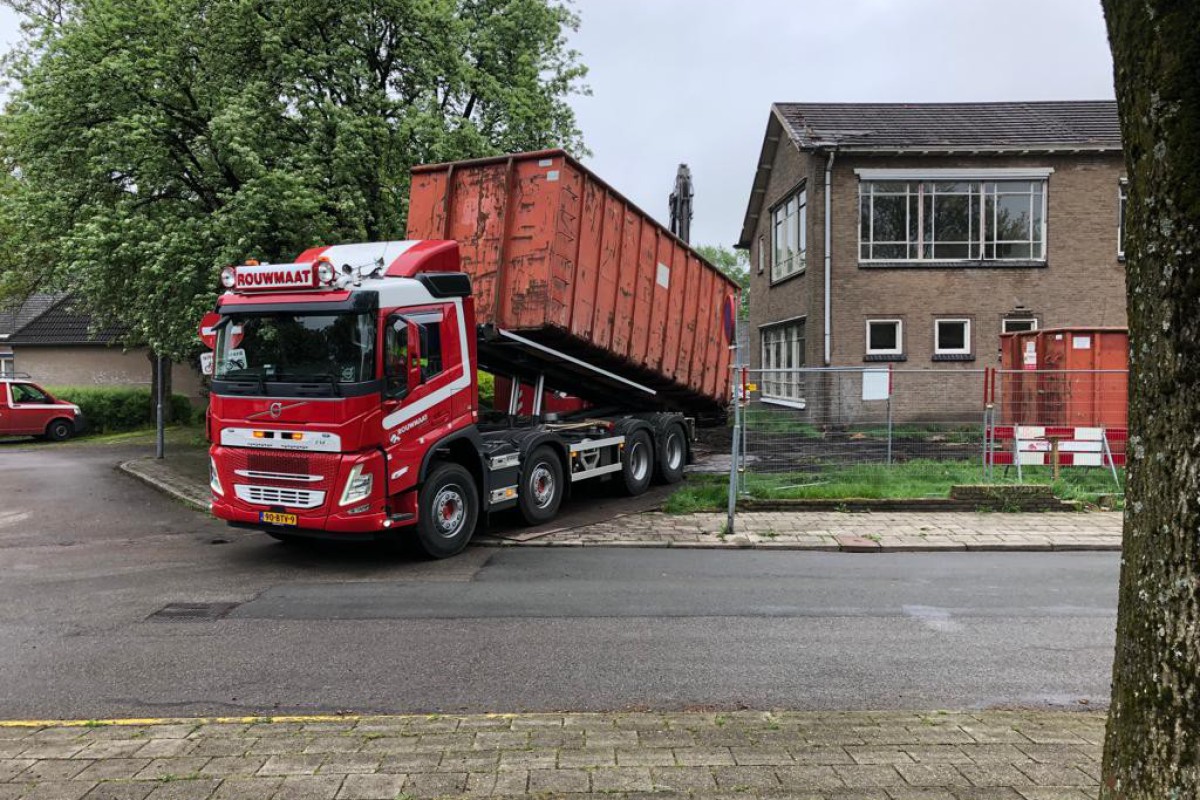 rouwmaat bakwagen bij sloop mavo in eerbeek