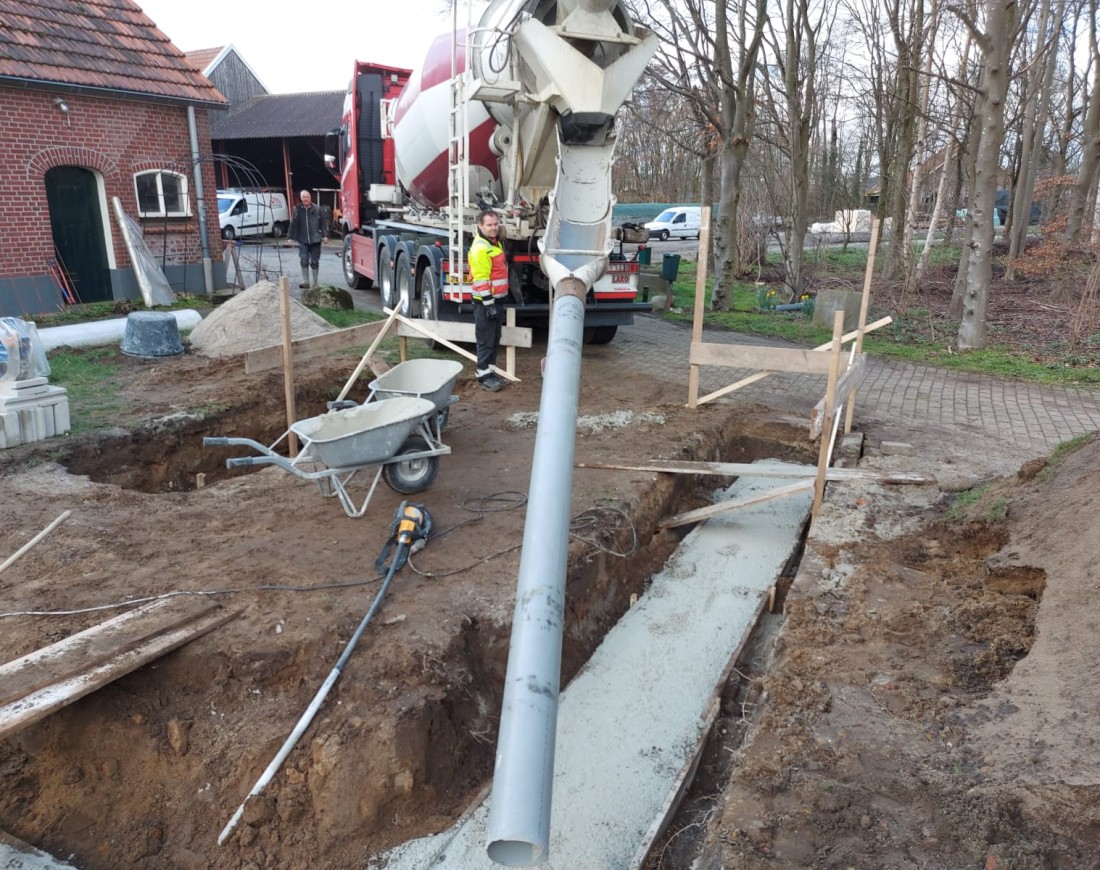 stort-beton-pvc-pijp-rouwmaat-mixer-vrachtwagen