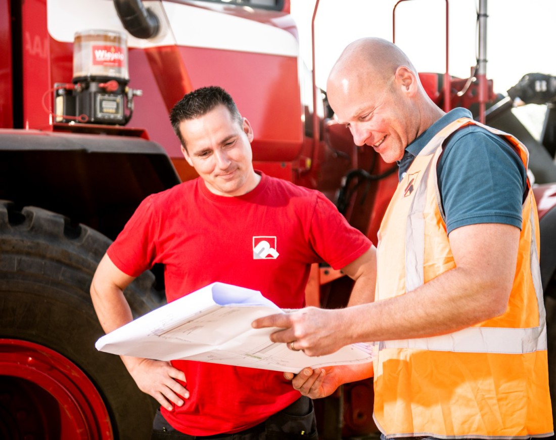 medewerker Kevin Klein Tank Martijn Snijders uitvoerder gww Rouwmaat Groenlo