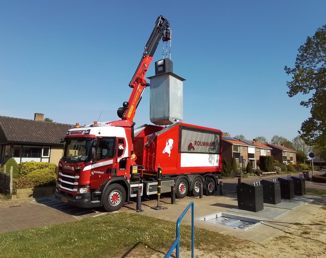 vrachtwagen kraanauto autolaadkraan rouwmaat container leegmaken ondergronds afval