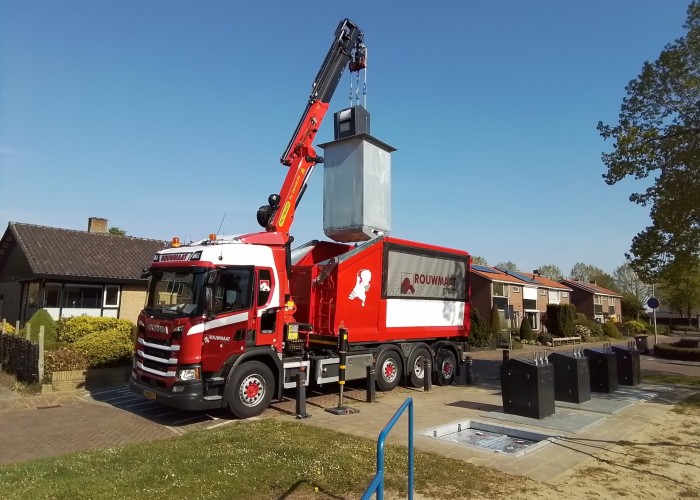 vrachtwagen kraanauto autolaadkraan rouwmaat container leegmaken ondergronds afval