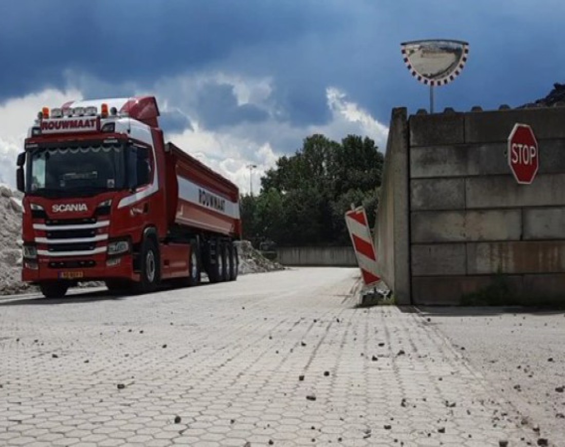 vrachtwagen rouwmaat terrein