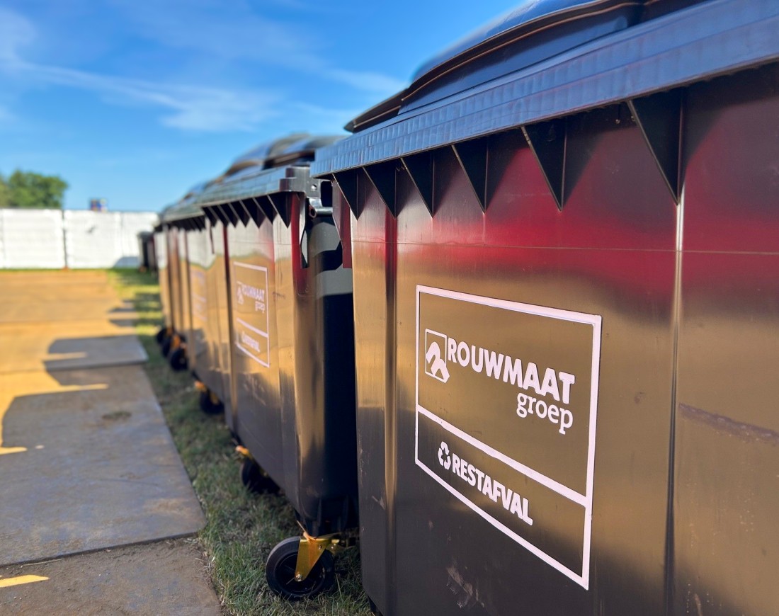 rolcontainers zwarte cross rouwmaat afval